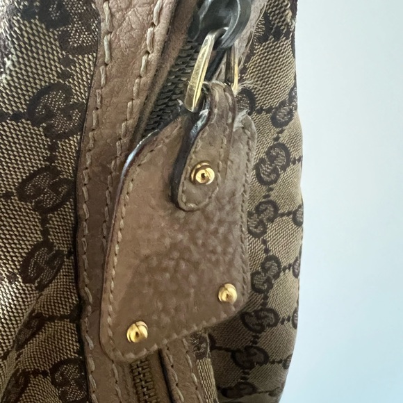 Good condition. Authentic GUCCI Iconic Horsebit Monogram Medium bag in brown - Picture 7 of 8